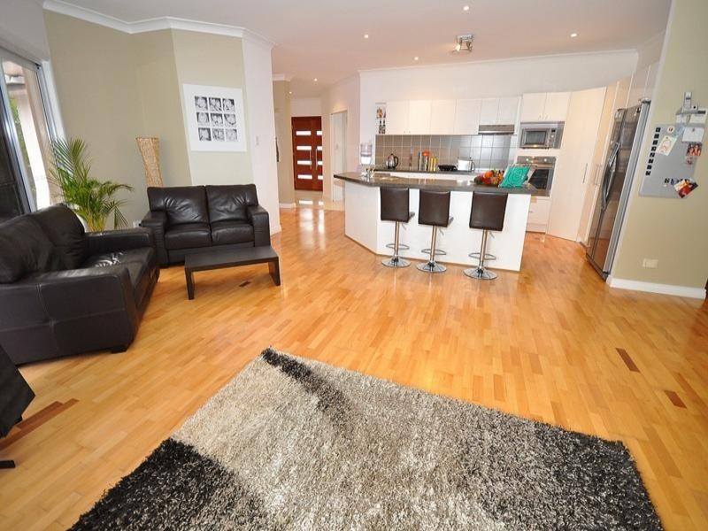 22 Pearson Close, Arundel QLD 4214