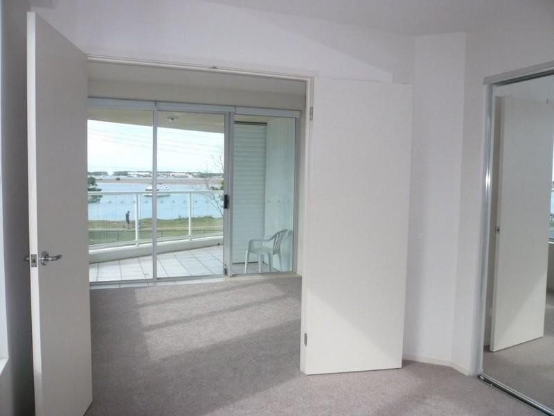 5/242 Marine Parade, Labrador QLD 4215