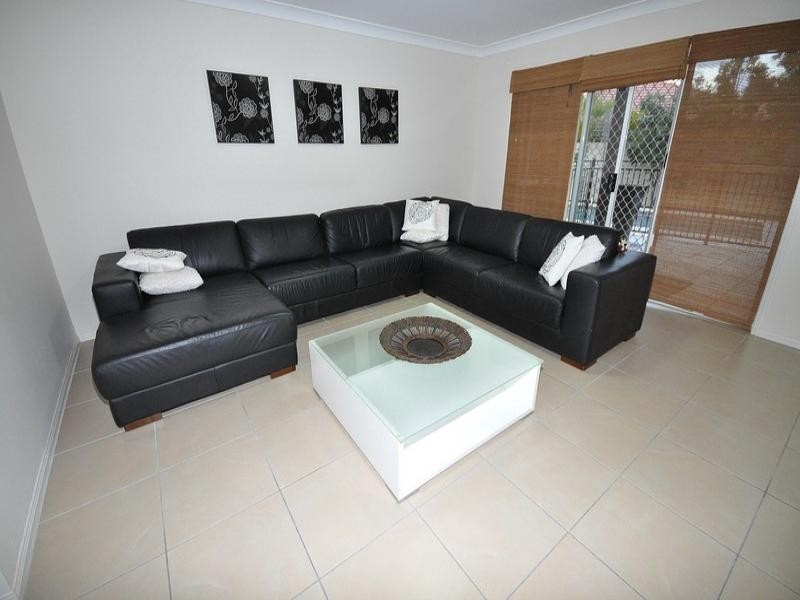 18 Maltravers Drive, Arundel QLD 4214