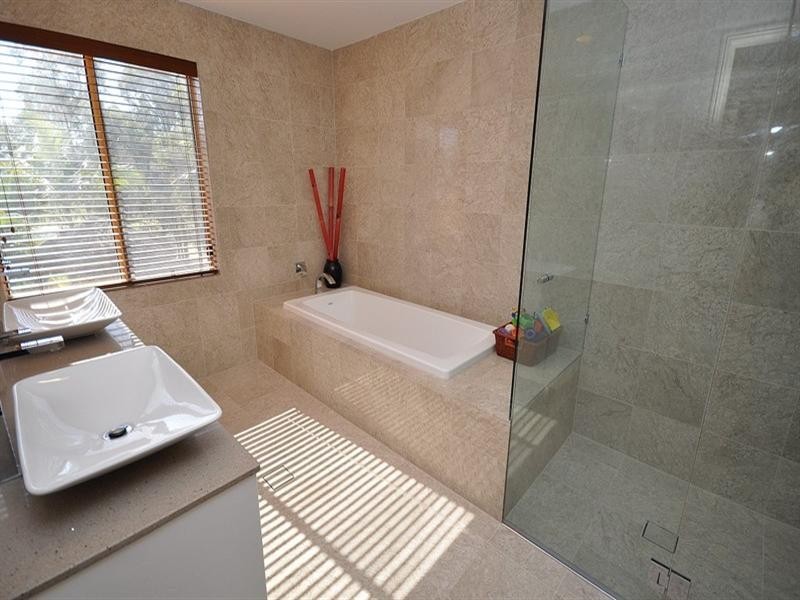 25 Hazel Court, Arundel QLD 4214