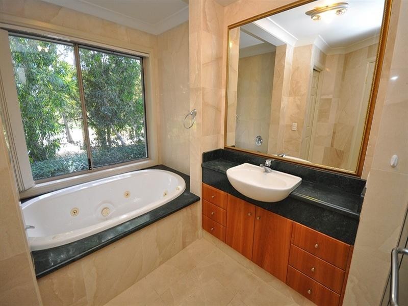 9 Waterwood Court, Arundel QLD 4214