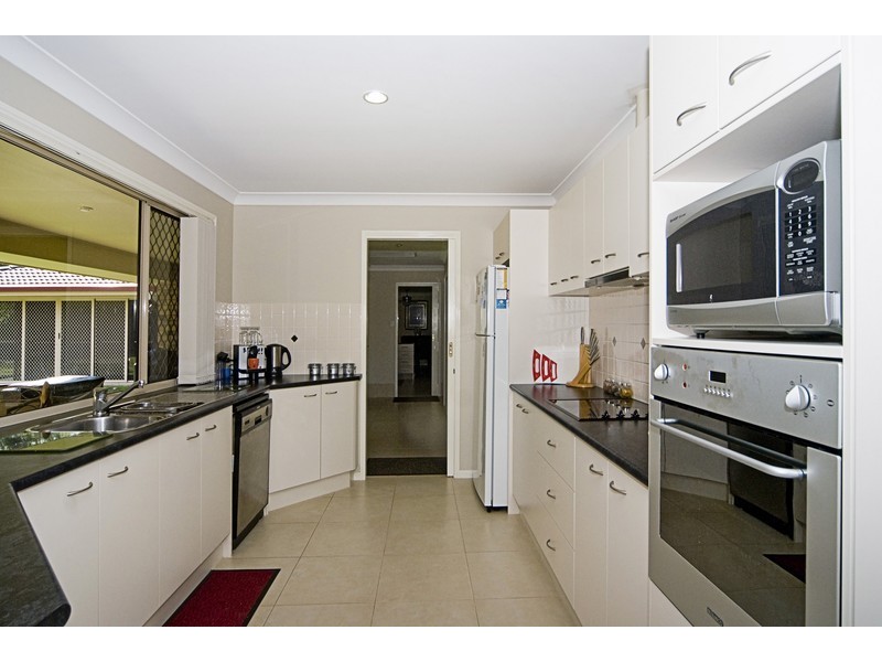 2/11 Woodlands Way, Parkwood QLD 4214