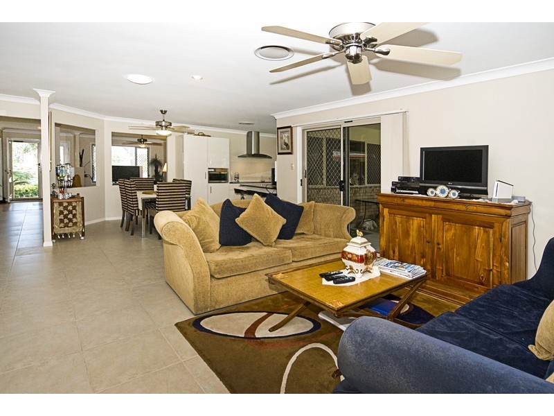 2/11 Woodlands Way, Parkwood QLD 4214