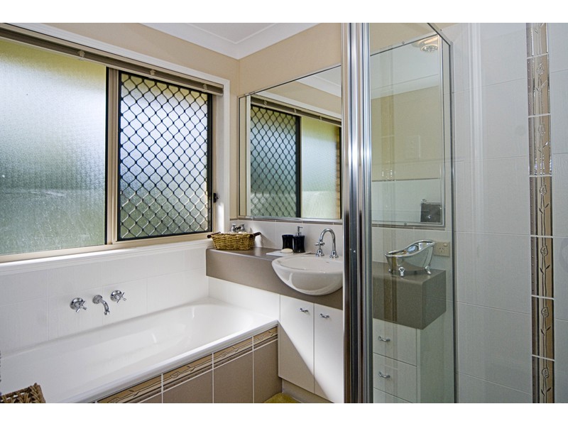2/11 Woodlands Way, Parkwood QLD 4214