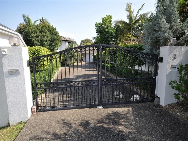 3 Delonix Court, Arundel QLD 4214