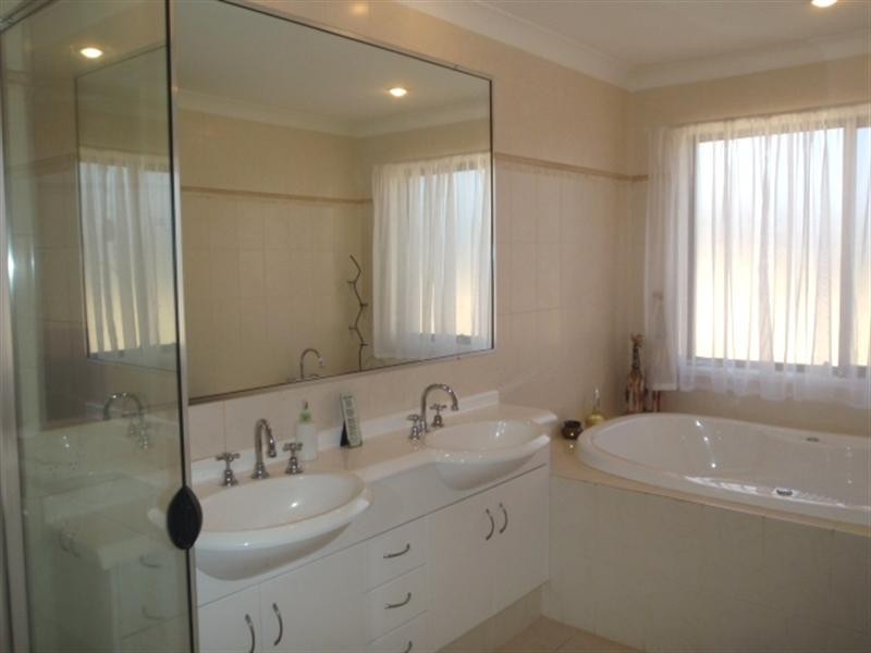 4 Fitzalan Circuit, Arundel QLD 4214