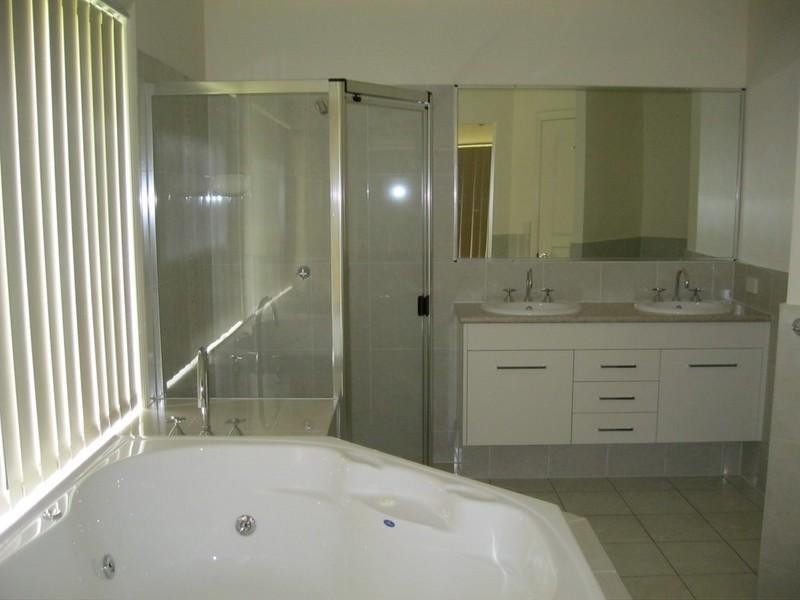 1 Selsey Court, Arundel QLD 4214