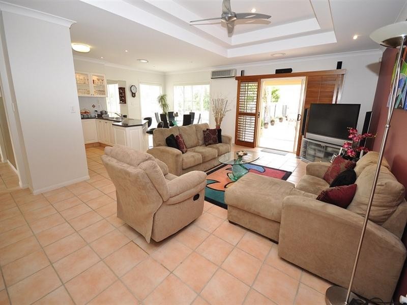 4 Neri Crescent, Arundel QLD 4214