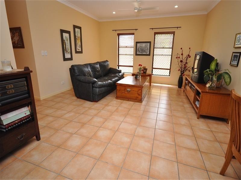 11 Shoreham Chase, Arundel QLD 4214