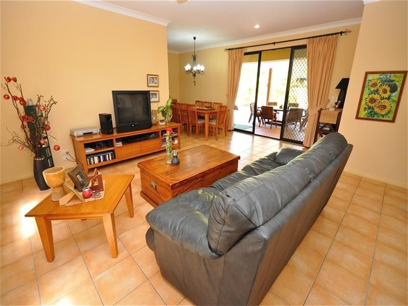 11 Shoreham Chase, Arundel QLD 4214