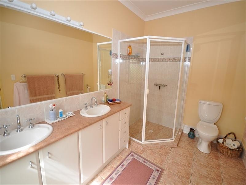 11 Shoreham Chase, Arundel QLD 4214