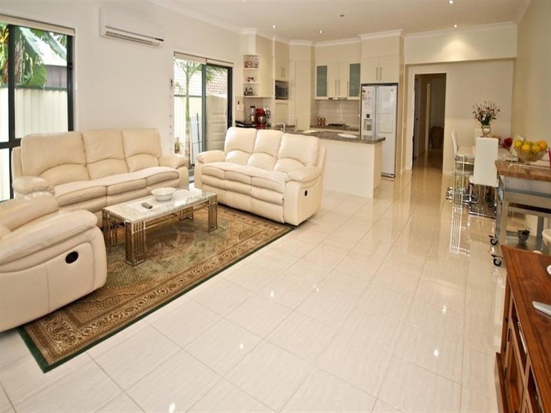 2/34 Robert Street, Labrador QLD 4215