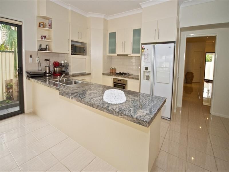 2/34 Robert Street, Labrador QLD 4215