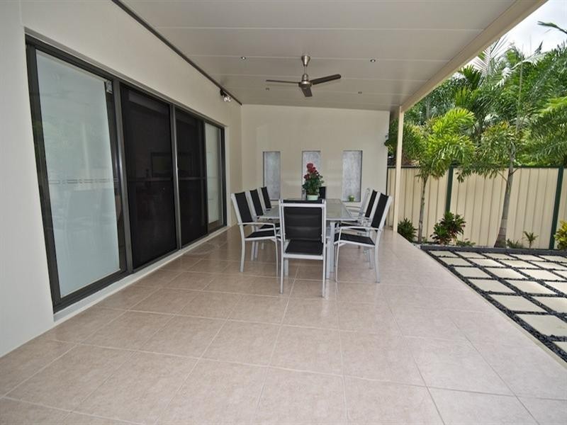 2/34 Robert Street, Labrador QLD 4215