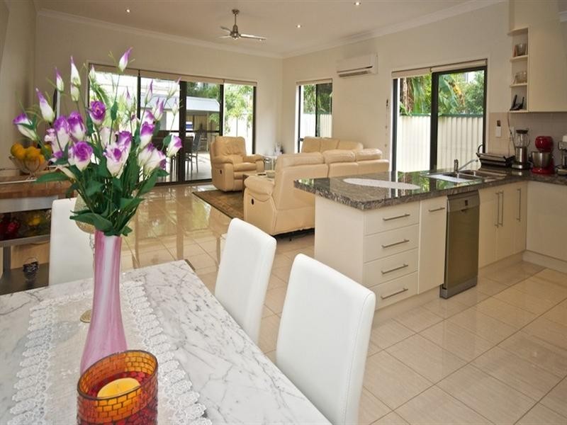 2/34 Robert Street, Labrador QLD 4215