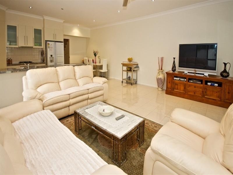 2/34 Robert Street, Labrador QLD 4215