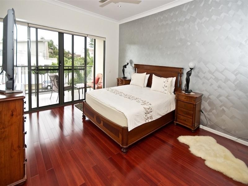 2/34 Robert Street, Labrador QLD 4215