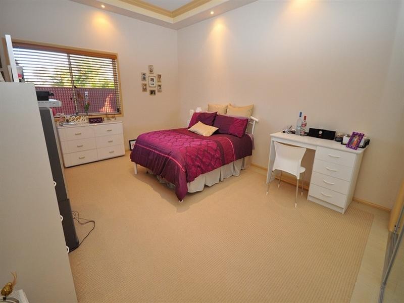 12 Shoreham Chase, Arundel QLD 4214