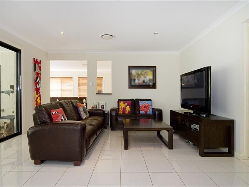 7 Soward Court, Pacific Pines QLD 4211