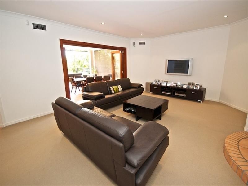 20 Hazel Court, Arundel QLD 4214