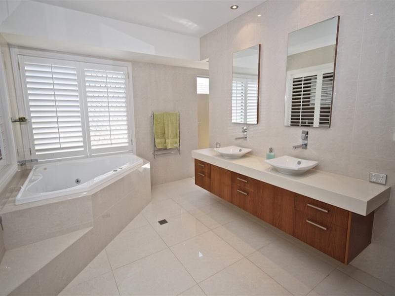 20 Hazel Court, Arundel QLD 4214
