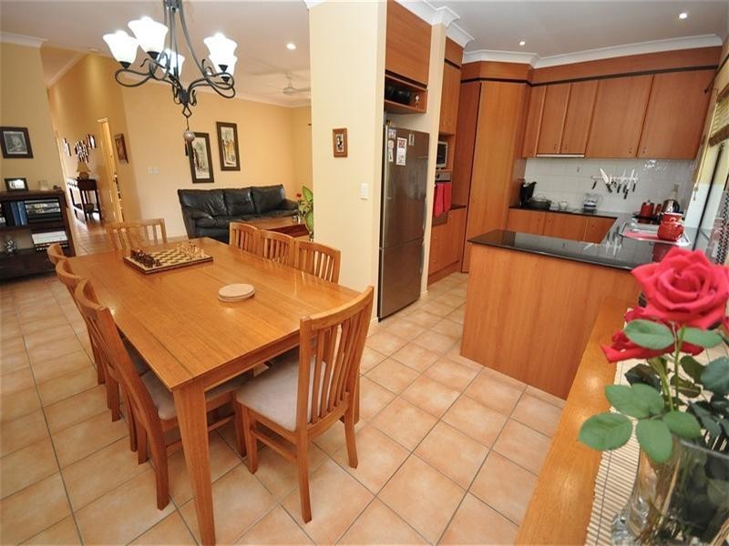 11 Shoreham Chase, Arundel QLD 4214