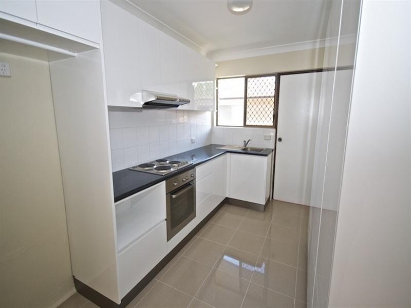 2/18 Sutherland Avenue, Labrador QLD 4215