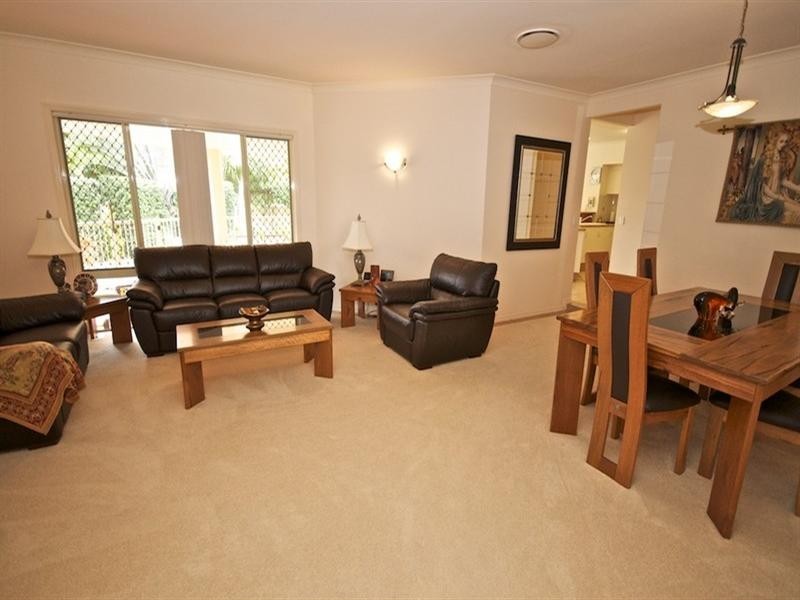 16 Nottinghill Gate Drive, Arundel QLD 4214