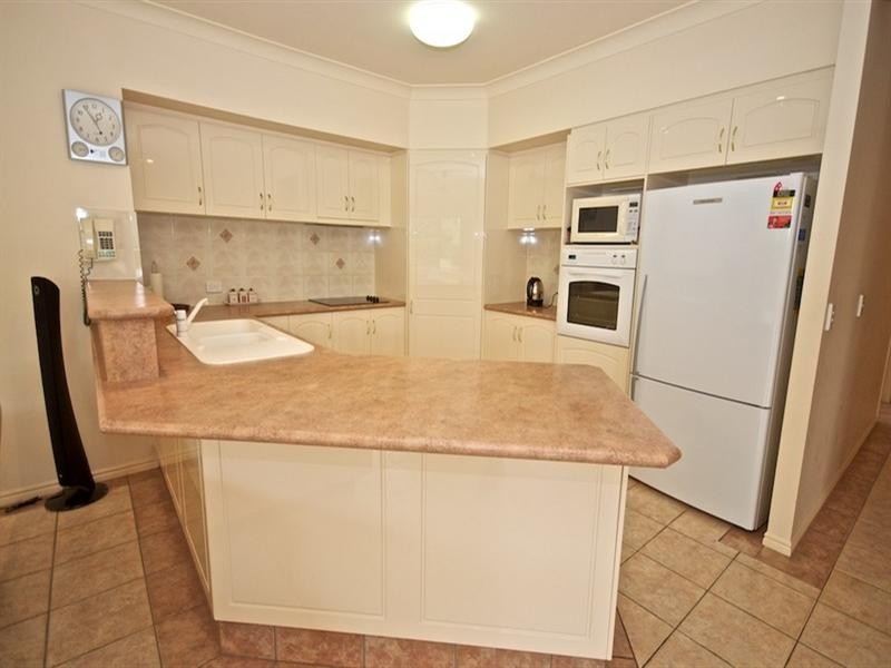 16 Nottinghill Gate Drive, Arundel QLD 4214