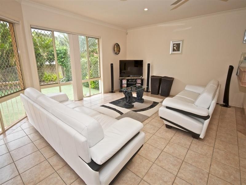 16 Nottinghill Gate Drive, Arundel QLD 4214