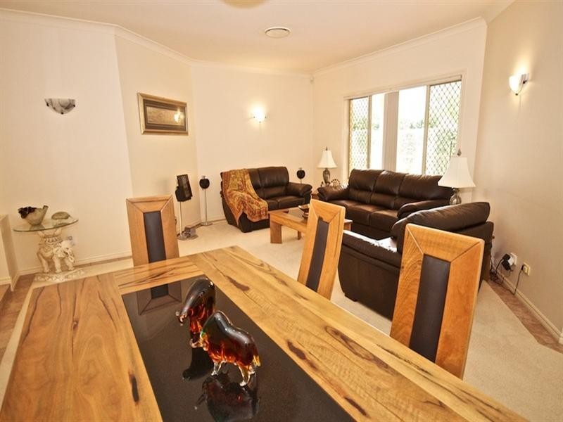 16 Nottinghill Gate Drive, Arundel QLD 4214