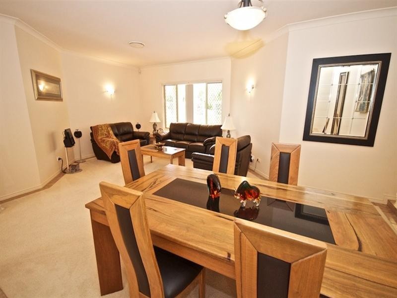 16 Nottinghill Gate Drive, Arundel QLD 4214