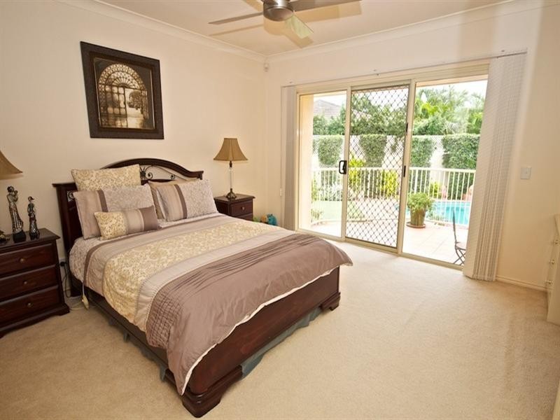 16 Nottinghill Gate Drive, Arundel QLD 4214