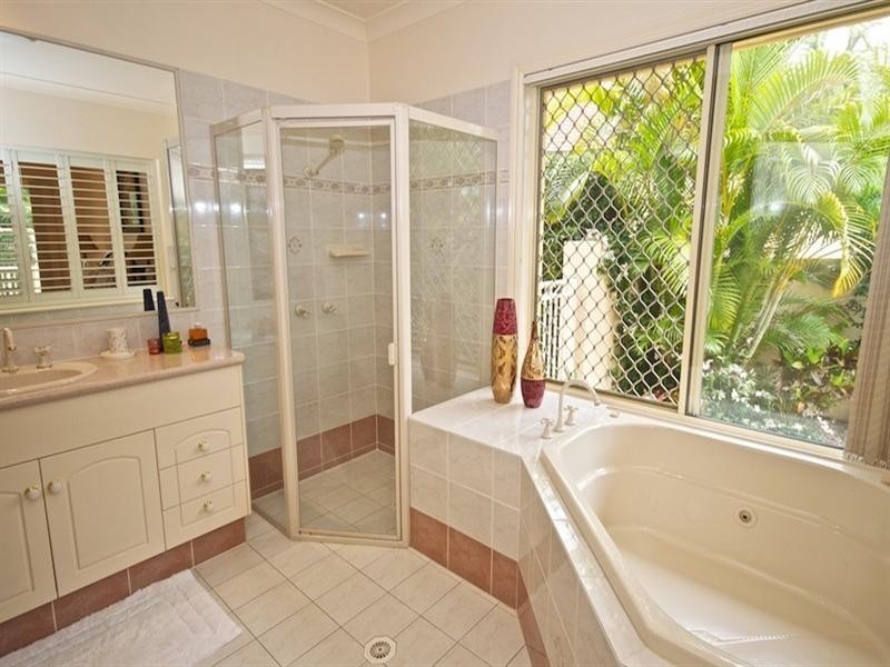 16 Nottinghill Gate Drive, Arundel QLD 4214