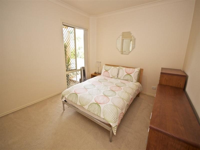 16 Nottinghill Gate Drive, Arundel QLD 4214