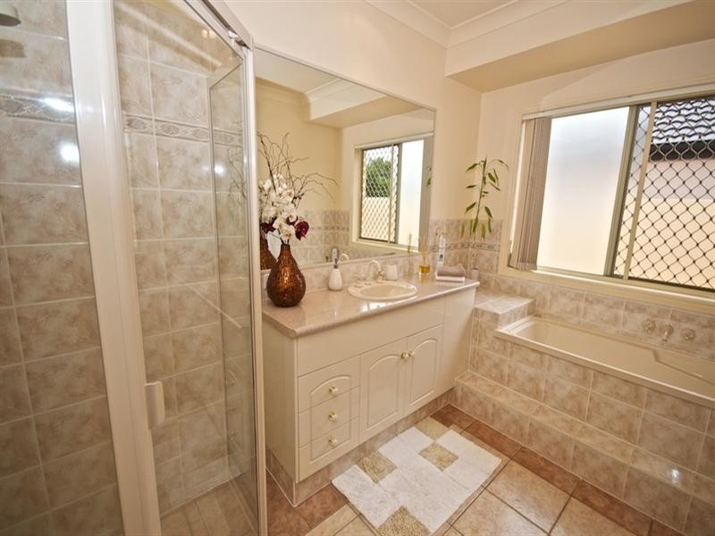 16 Nottinghill Gate Drive, Arundel QLD 4214