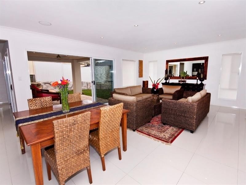 17 Golden Bear Drive, Arundel QLD 4214