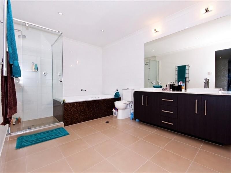 17 Golden Bear Drive, Arundel QLD 4214