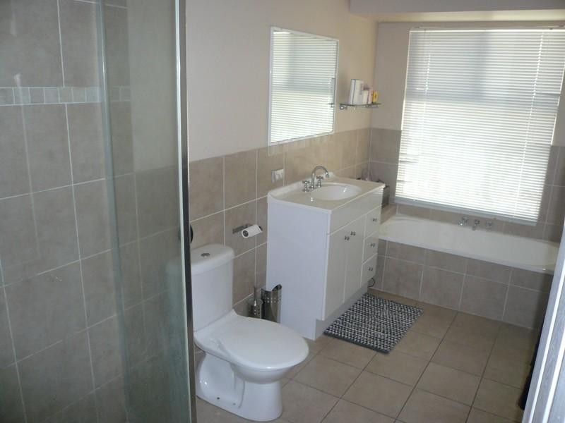 5 Avon Court, Pacific Pines QLD 4211