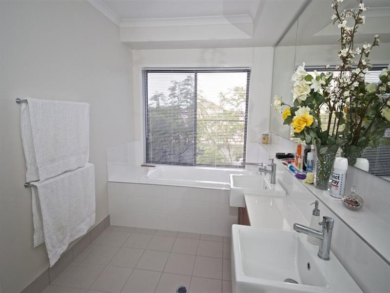 13 Neri Crescent, Arundel QLD 4214