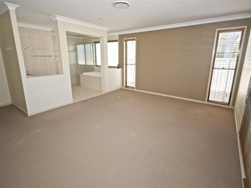 5 Eastbourne Chase, Arundel QLD 4214