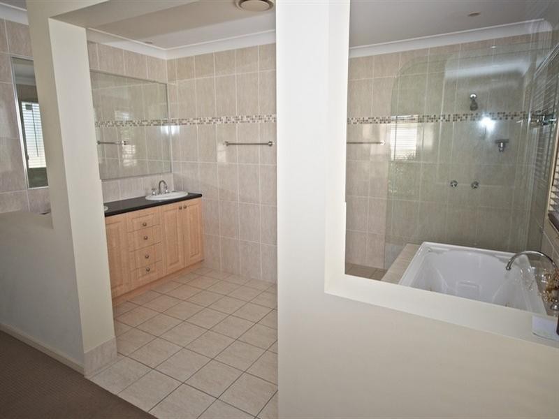 5 Eastbourne Chase, Arundel QLD 4214