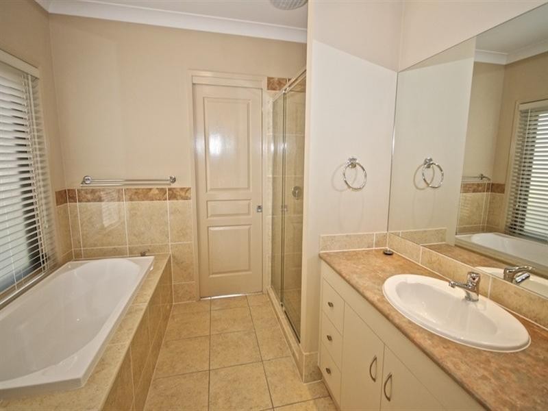 92 Arun Drive, Arundel QLD 4214