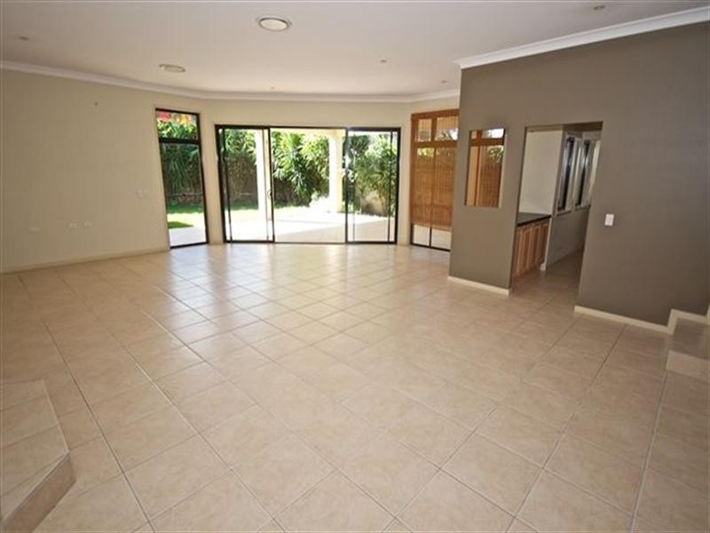 5 Eastbourne Chase, Arundel QLD 4214
