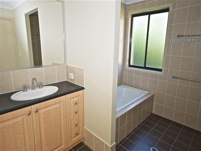 5 Eastbourne Chase, Arundel QLD 4214