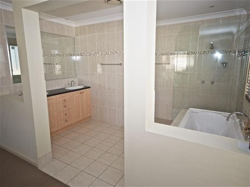 5 Eastbourne Chase, Arundel QLD 4214