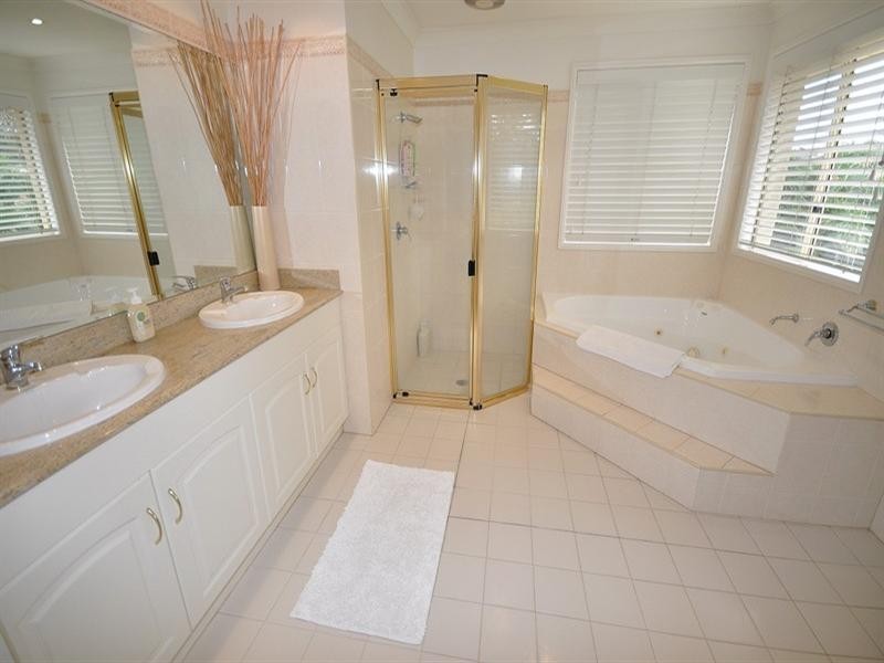 15 Blackfen Court, Arundel QLD 4214