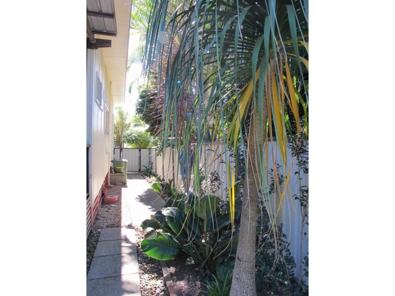 16 Schneider Avenue, Labrador QLD 4215