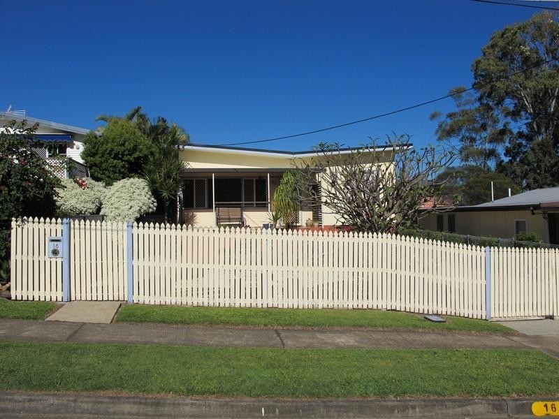 16 Schneider Avenue, Labrador QLD 4215