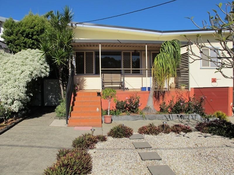 16 Schneider Avenue, Labrador QLD 4215